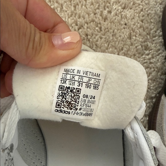 Youth Adidas Samba White and Black shoes - Picture 5 of 5